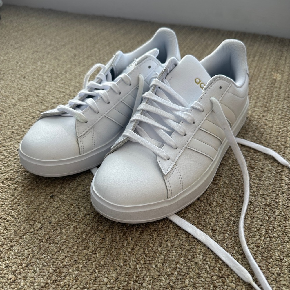 EXCELLENT CONDITION ADIDAS Women’s white sneakers size 8.5